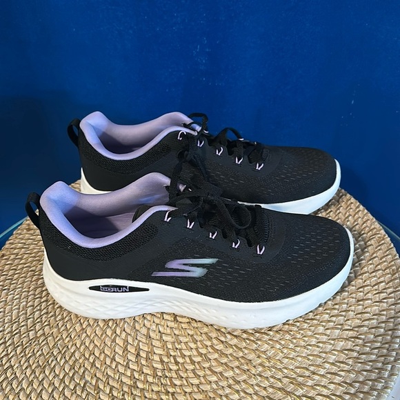 Women’s Skecher’s Go Light Gray & Lavender Running Shoes Size  9 - Picture 1 of 6